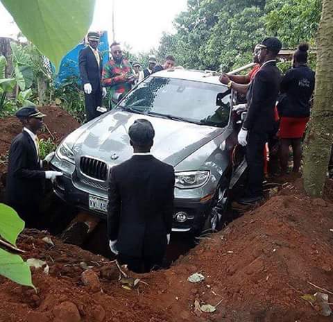 PatrioticGee's tweet photo. An Enugu man buried his In-Law in a BMW X6. 

Burial goals 💀🤣🤣🤣 https://t.co/uDY1gkXxK4