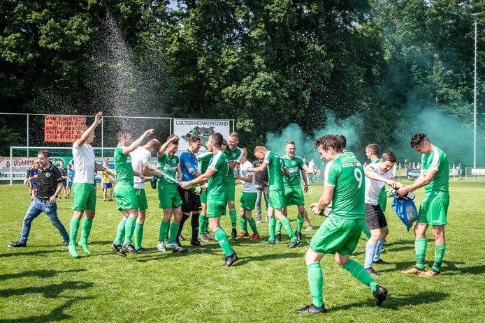 Van burenruzie in Heinkenszand naar de mooiste voetbalclub van Zuid-Beveland. (Of dan toch in elk geval naar de meest gelukkige Zuid-Bevelandse voetbalclub van het voorbije weekeinde).

pzc.nl/amateurvoetbal…