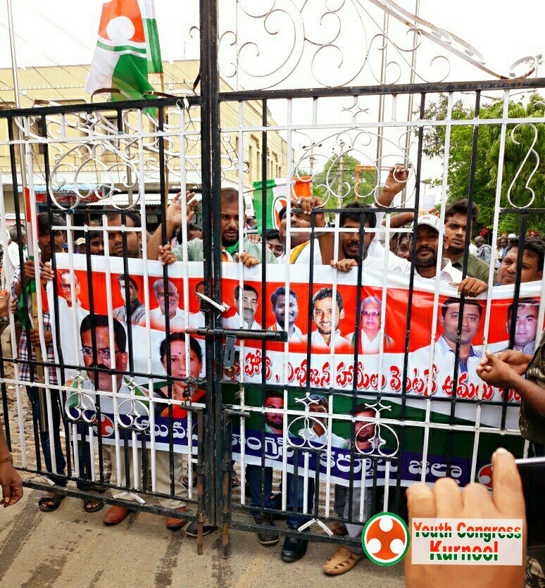 DYC_KURNOOL's tweet photo. @DYC_KURNOOL demanded the central government for the implementation of Special Category Status to AP which was promised in the Andhra Pradesh Reorganisation Act,2014.Collectorate Gherao was Organised by Youth Congress Kurnool.#SpecialStatusToAP
#CongresswithAP @AP_pyc 
@IYC https://t.co/0y4VApxkDI