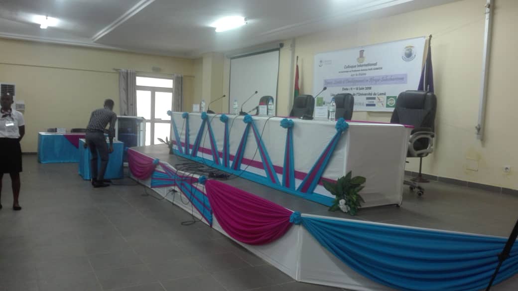 La #GeoconfLome2018 en Hommage au Pr. A Koffi #AKIBODE  démarre ce matin avec une cérémonie d'ouverture prévu à 09h à @UniversitedeLom

 #Afrique
#GeoconfLome2018
#LARDYMES
#AKIBODE
<a href="/KoffiAdjalo/">D. Koffi ADJALO</a> <a href="/KHouedakor/">Koko Houedakor</a> <a href="/ZoulGbele/">Dr. OURO-GBELE Zoul</a> <a href="/charleskolou/">Charles Kolou</a>