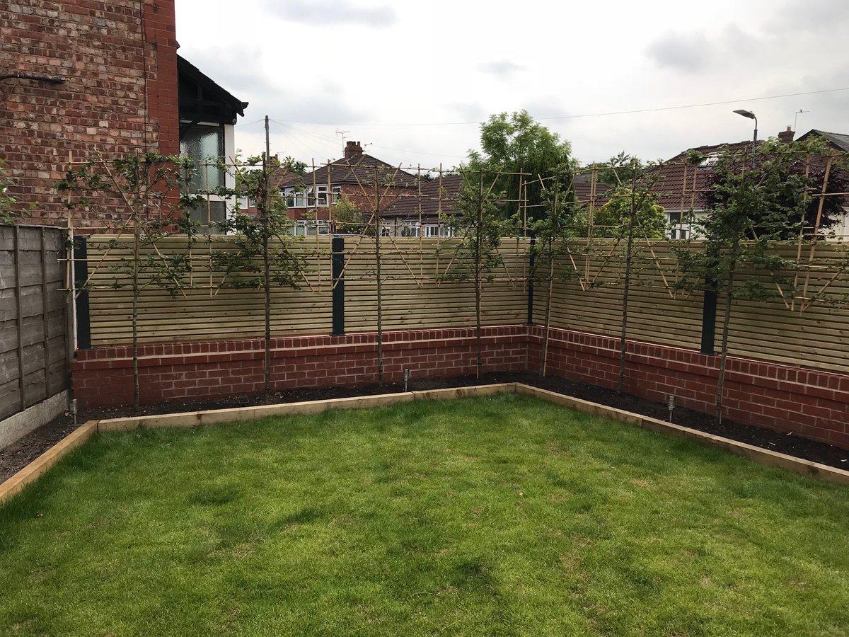slattedscreen's tweet photo. Pressure treated slatted panels fitted with anthracite grey steel post, double sided for privacy and gives the same stunning look on the inside of the garden. https://t.co/PAbd30TnKm
