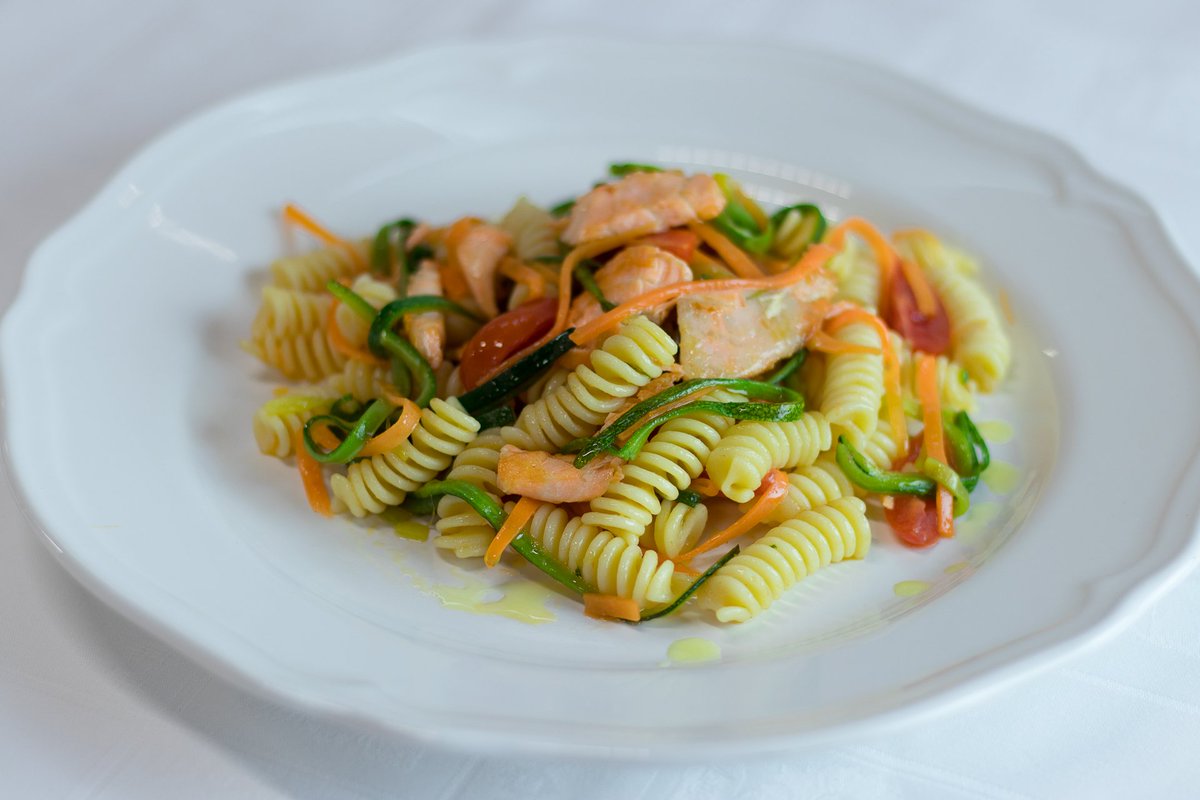palatoraffinato's tweet photo. Oggi ti proponiamo un piatto che più estivo non si può: #insalata fredda di #fusilli con julienne di #verdure, pomodorini e #salmone fresco. Non ti viene fame? :-) Ordina qui https://t.co/CSpwAspMKd  #palatoraffinato https://t.co/caEZjW0Fpf