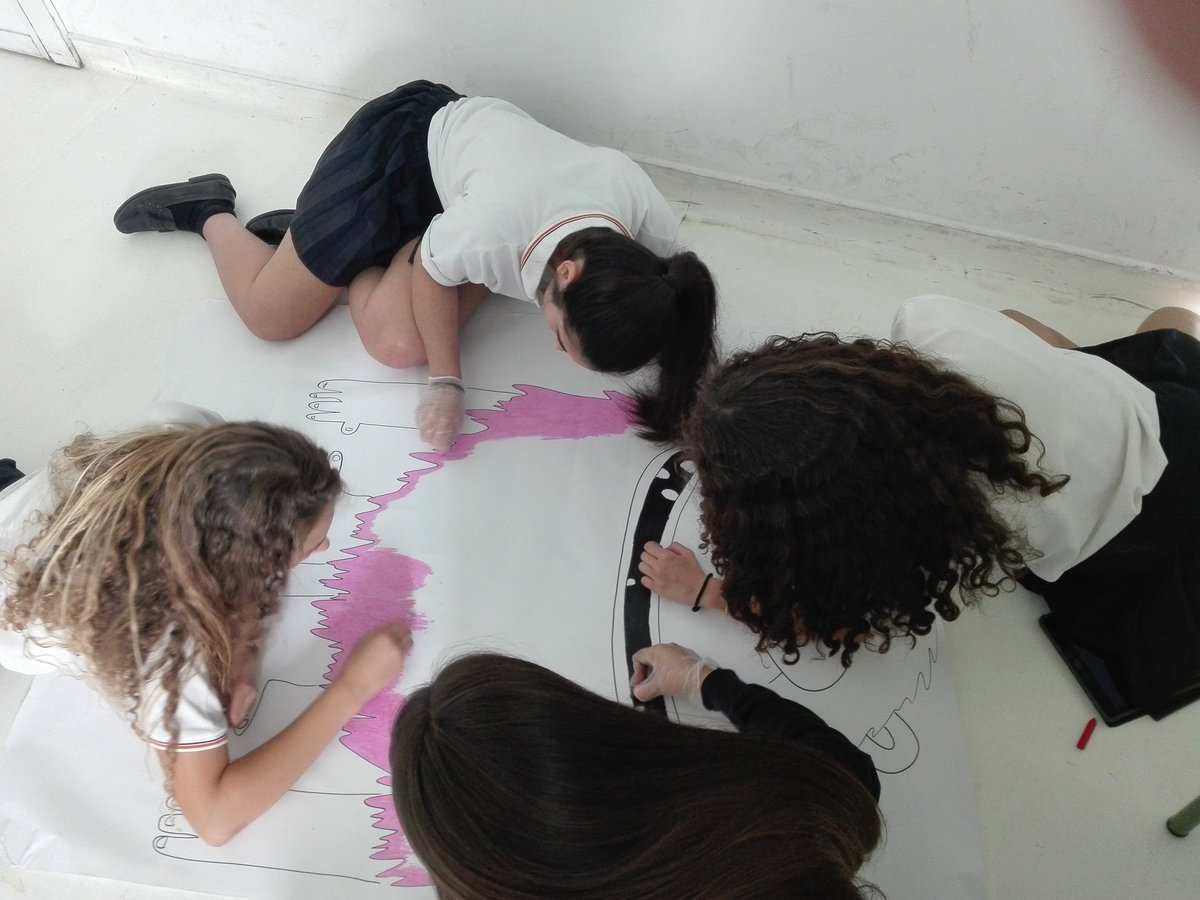Areusa46's tweet photo. Preparando la fiesta!!! Alumn@s de 4° ayudan con el decorado @BarcenasBenito #elmonstruorosa https://t.co/4tOkVfMKhm