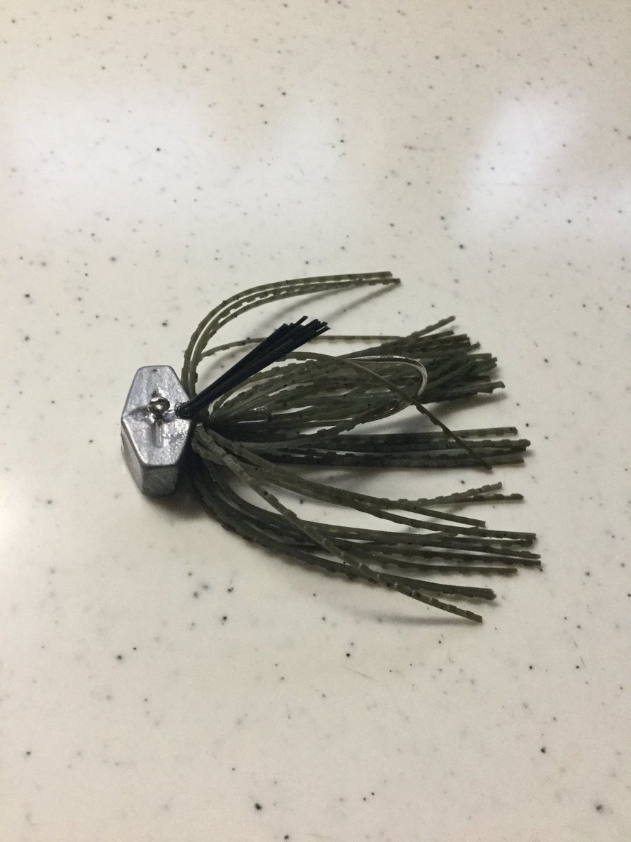 ライトカバー用
棺桶ジグ完成！！
ラバーの量もスコーン仕様とは違い多めに設定
とにかく使いやすいし
フォール姿勢がたまらん(｀^´)