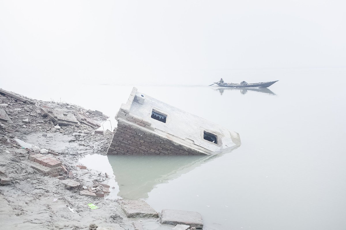 Fisheyelemag's tweet photo. [#IMAGES] Dans "Of river and lost lands", #SarkerProtick documente les sautes d’humeur de la rivière #Padma, un cours d’eau qui se situe au #Bangladesh. Il y dresse le portrait d’une nature puissante, capable d’aider l’Homme, comme de l’handicaper.

🔎 �� https://t.co/8awQRvDn95 https://t.co/FlkqYYshpY