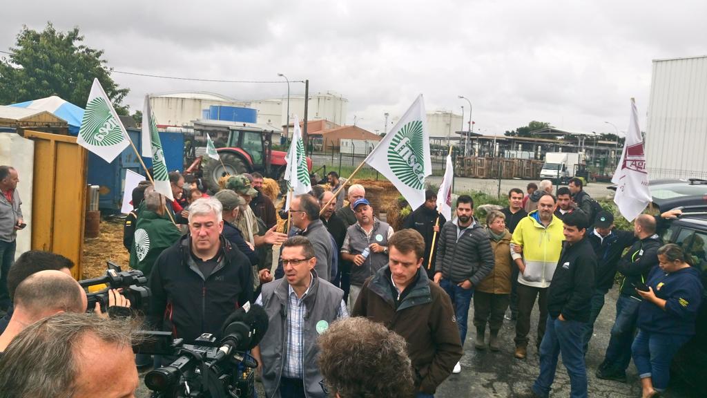 JAOccitanie's tweet photo. Conference de presse avec Roland LE GRAND, psdt @JAOccitanie accompagne de Philippe Jougla, psdt de la @frseaoccitanie et Jerome Despey, secretaire general de la @FNSEA " "Nous serons mobilises dans la durée jusqu'au moment oú nous obtiendrons des reponses" #sauvezlesagris https://t.co/d6plTom9Ns