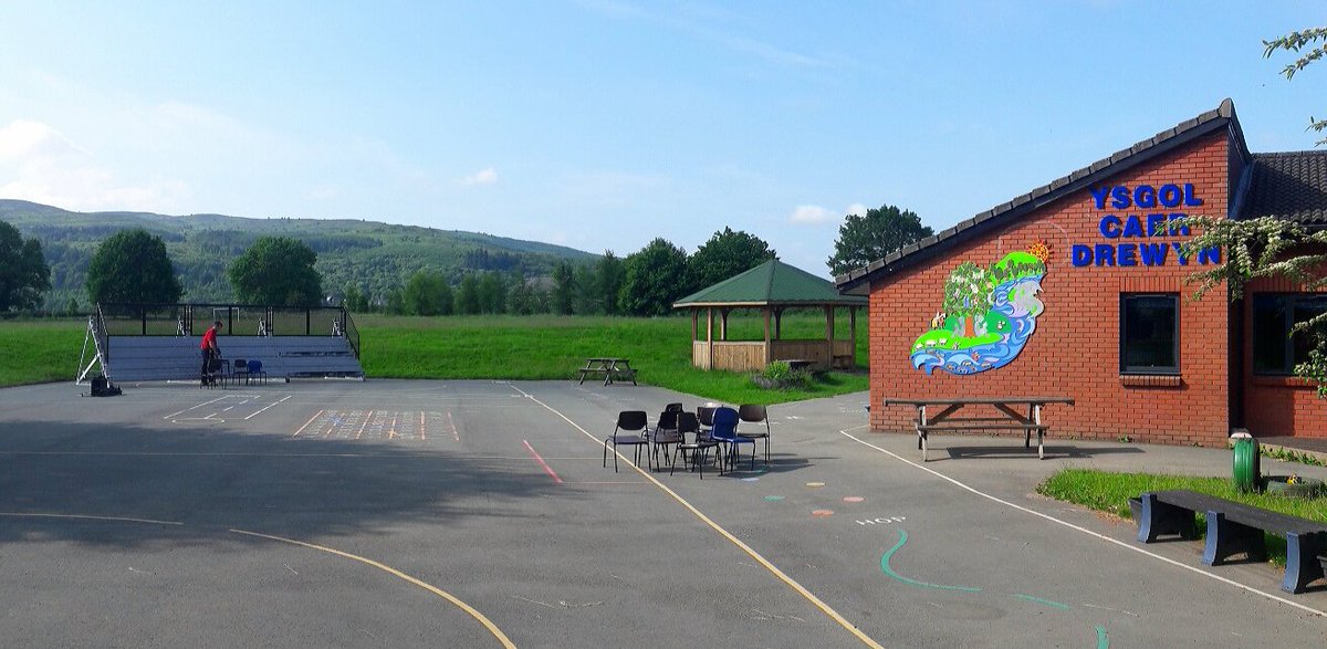 TempestKyleRig's tweet photo. Well done to all the kids and staff at @CaerDrewyn Primary School in Corwen 😊📸☉

What a lovely morning for a whole school photograph 👍

#lookinggoodwithtempest https://t.co/GUjcDNoDnx