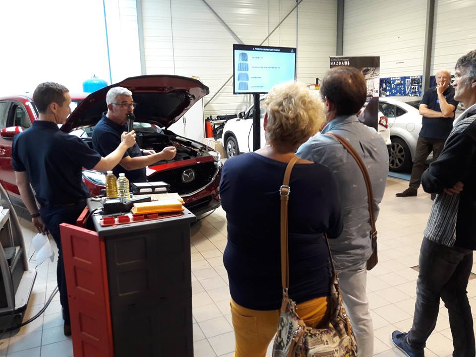 Mazda_Rennes's tweet photo. Jeudi dernier, une vingtaine de chanceux ont pu découvrir l'envers du décor de notre #atelier et ses secrets ! #SoiréesServiceExpérienceMazda https://t.co/NM7SOKceFW