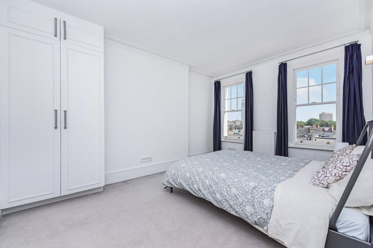 OrlandoReidUK's tweet photo. TO #RENT: We have a stunning 3 bedroom #apartment located in a beautiful mansion block, off #Battersea Park 🏠

This handsome, turreted #mansionblock has been recently re-painted and re-carpeted. Local shops, bars and restaurants are close at hand.

👉🏾 https://t.co/5gRrPAbwNP https://t.co/C2fxLckm4n