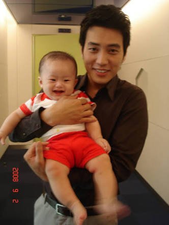 この10年後に我が子を抱けるなんて
想像してたかなぁ😋

#Joosangwook 
#joosanguk 
#주상욱 
#朱相昱 
#チュサンウク