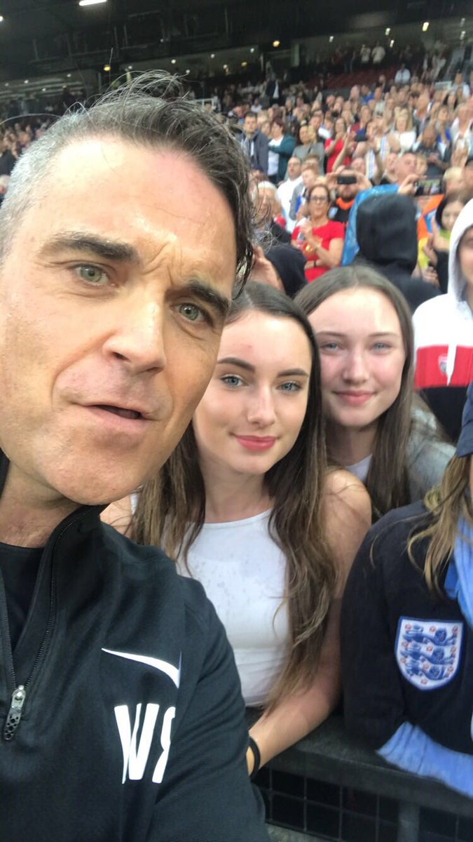 mstanny7's tweet photo. @robbiewilliams cheers for making my daughter and nieces night #SoccorAid #nicechap #selfieking https://t.co/x2LxaLCYiY
