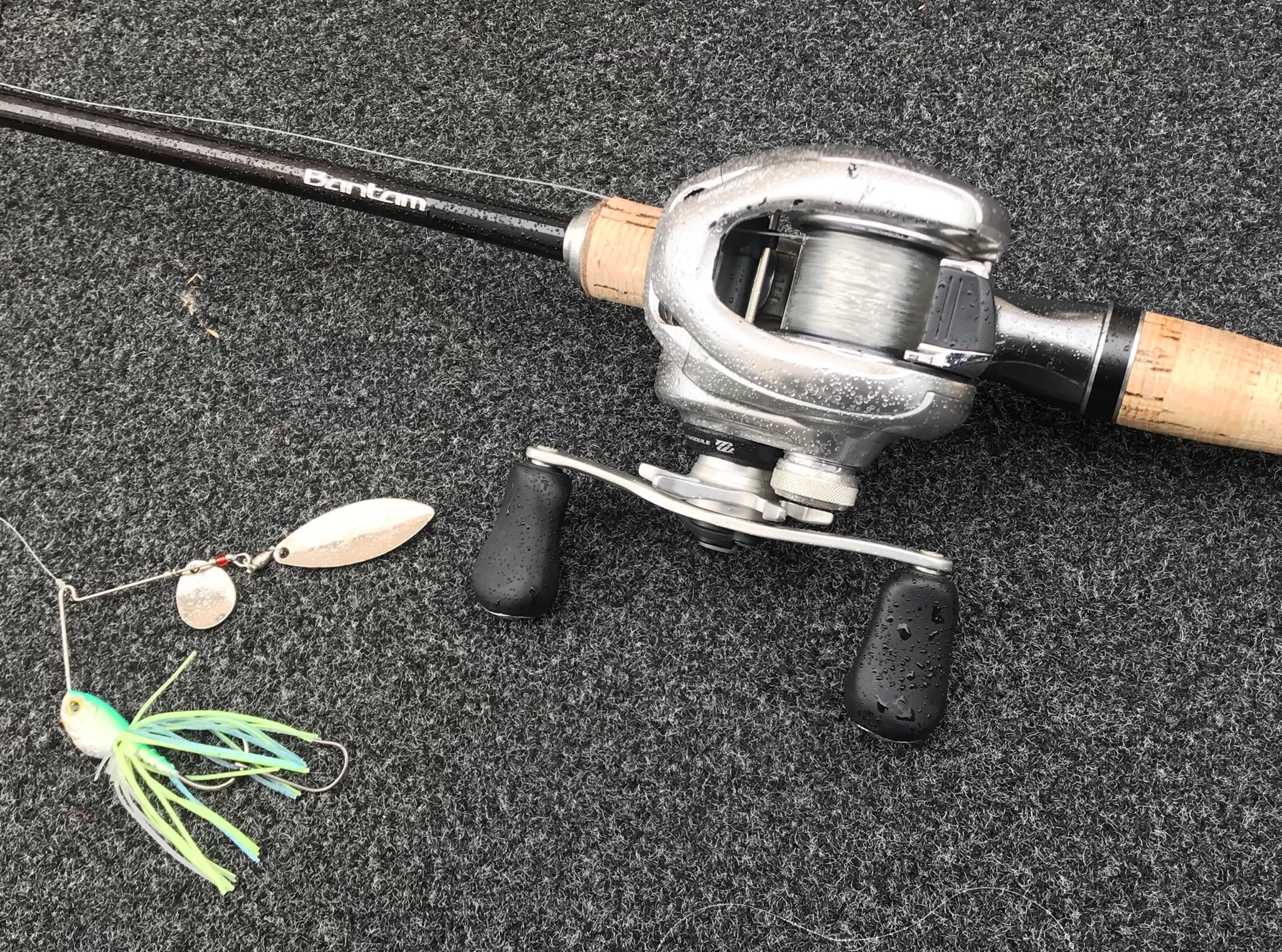 Twitter এ 佐々一真 Top50北浦戦タックル 最終日の風ぶち当たりのドッグで巻いたスピナーベイト 2本キャッチしましたが どちらもトレーラーフックに救われました ロッド シマノ バンタム168mh リール シマノ メタニウムmgl Xg ライン フロロ14lb ルアー