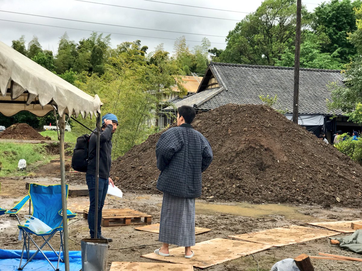 konoseka_tbs's tweet photo. 今日も撮影はお休みです。
写真はクランクインの日に、方言指導の小豆畑さんと広島弁の練習をしている松坂さん。以前別の作品でもご一緒されていたそうで、いつも仲良く練習されています。

#この世界の片隅に #tbs #松坂桃李 https://t.co/QLuVosg22t