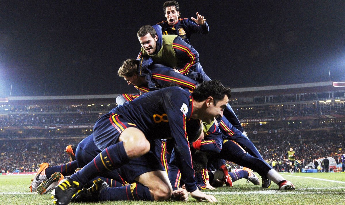 Un balón icónico
El sonido constante de miles de vuvuzelas
Las paradas salvadoras de Casillas
Shakira - Waka Waka
Los goles de David Villa
El Pulpo Paul
El gol de Iniesta
CAMPEONES DEL MUNDO

TAL DÍA COMO HOY en 2010, comenzaba el Mundial de Sudáfrica.