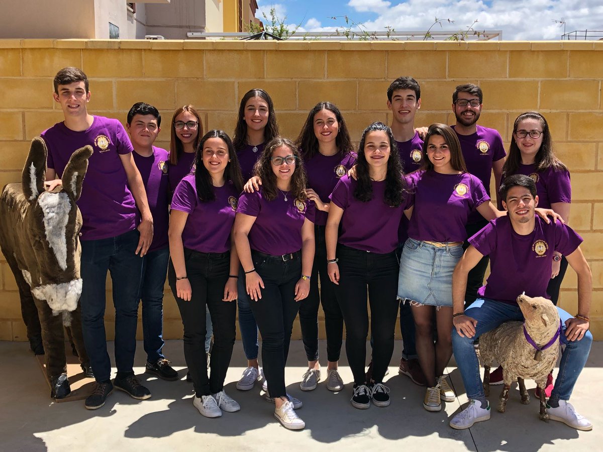Tras todo el trabajo realizado en el último mes, de cara a nuestro I Desfile de Moda, ayer disfrutamos de una convivencia en la nave de la hdad dónde no faltaron las risas y el buen ambiente 💜