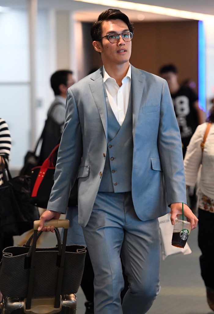 移動日写真】普段と違うスーツ姿特集。敵地福岡へ空路で移動する #高橋