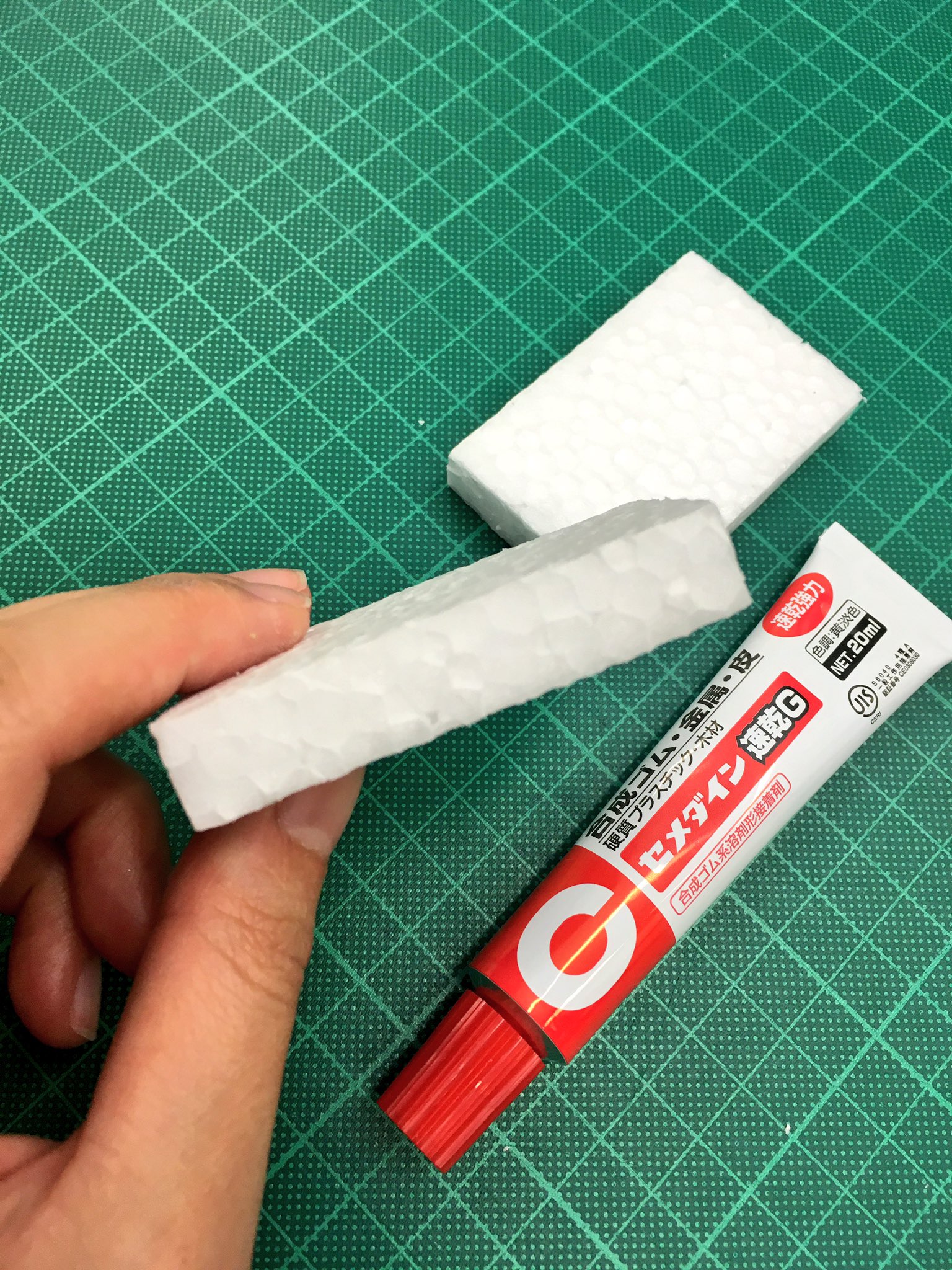 セメダイン 注意 発泡スチロールを接着しようとして ゴム系接着剤などの溶剤を含む接着剤を使うと 発泡スチロールが溶けます 比較的お馴染みの話かもですが コスプレの造作などで使われる方も多いと思いますので ご注意くださいませ T