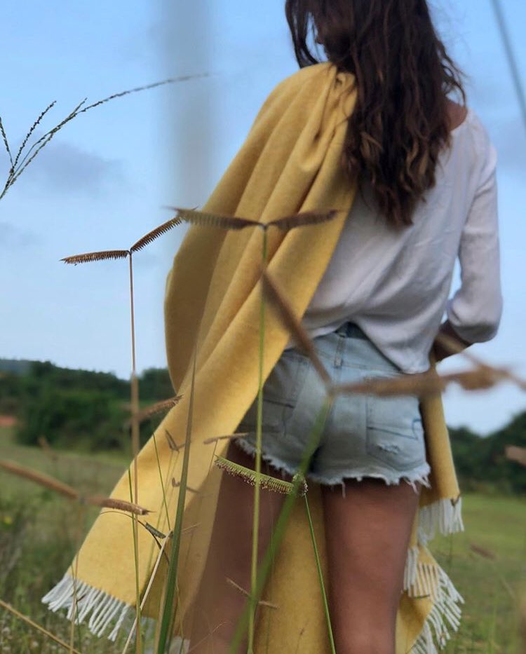 Lanotta_BE's tweet photo. Longing for far away places🦒

#tbt #funphotoshoot #fashionphotoshoot #intothewild #kenya #kenyalove #africa #safari #savannah #yellow #throwblanket #lovewool #campaignforwool #thoughtfulliving #lanotta https://t.co/2qEoKcNQOt