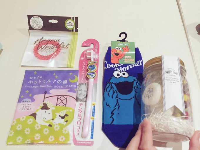 カラオケで点数争いで勝てば景品が貰えるっていう寸劇込みでプレゼントを貰ったんだけどコレェ!!!wwwwwwwww 普通のプレゼントに紛れるとーらぶやらarswくんやら兼さんモチーフ手作りイヤリングwwwwwwwww 