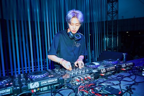 sixth19940115's tweet photo. #몬스타엑스 #형원
'#울트라코리아2018' #H_One 디제이 H ONE의 강타! 울트라코리아에 시선 훔친다! https://t.co/APci6Tgj42