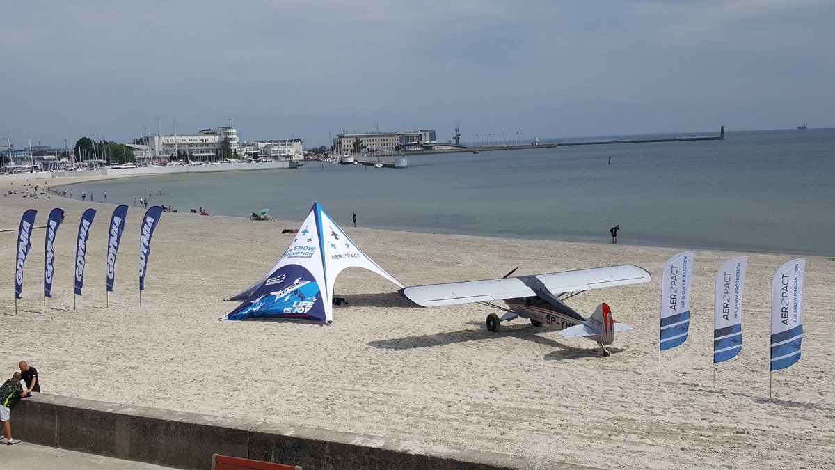 Dzisiaj rano na plaży #wGdyni wylądował samolot. To element przygotowań do sierpniowych pokazów lotniczych <a href="/gdyniaerobaltic/">Gdynia Aerobaltic</a> 🛩
Właśnie trwa konferencja prasowa zapowiadająca imprezę.