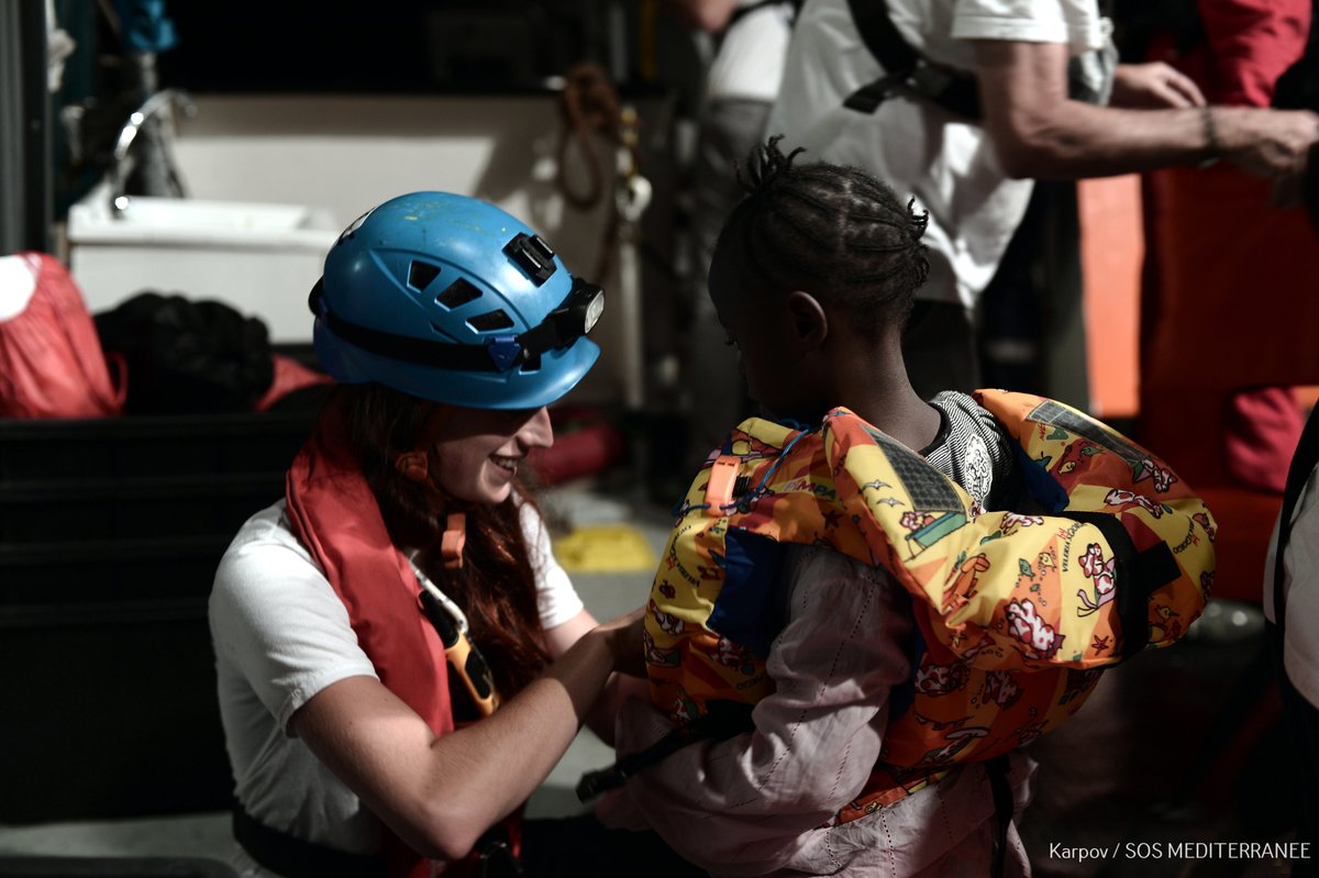 Le condizioni mediche delle 629 persone a bordo sono per ora stabili ma l'inutile ritardo dello sbarco in un #portosicuro mette a rischio i più vulnerabili: 7 donne incinte, 15 con gravi ustioni chimiche, diversi pazienti con sindrome da annegamento e ipotermia 
#umanitàperta