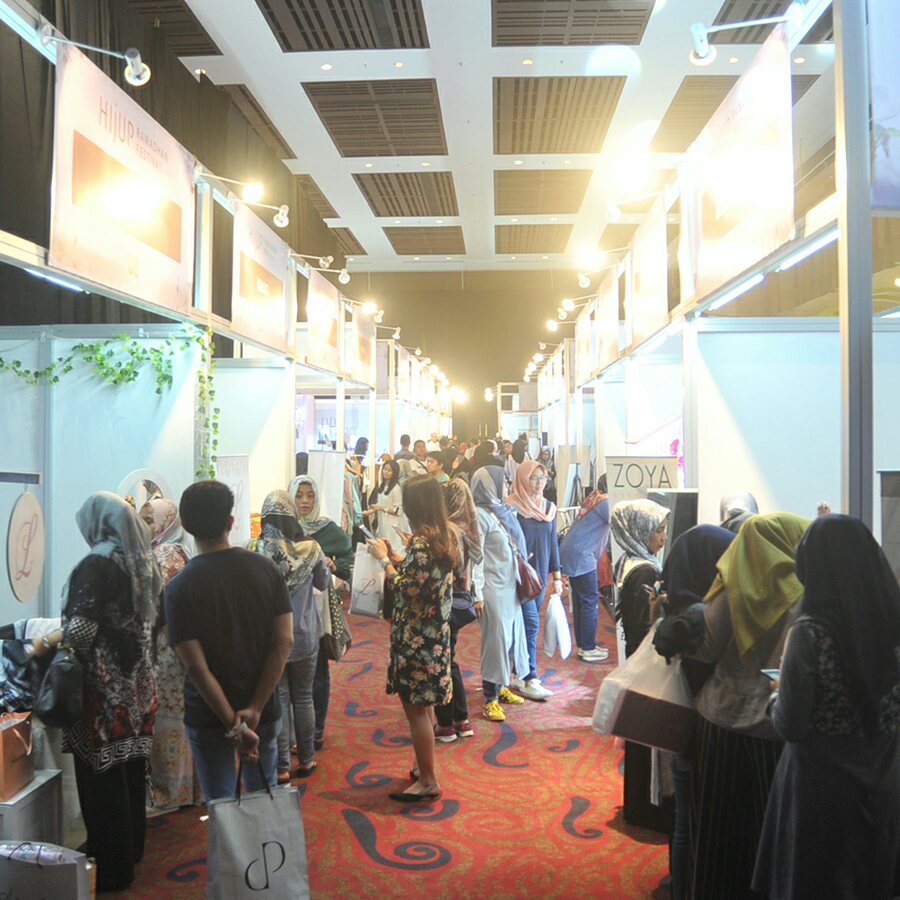 Minggu terakhir bulan puasa juga menjadi kesempatan terakhir mencari kelengkapan untuk acara lebaran. 

Di manakah tempat favoritmu untuk berburu pernak-pernik lebaran?

#Ngabuburit 
#UpperRoomJakarta #UpperRoomJkt #UpperRoomHall 
#VenueJakarta #HallJakarta