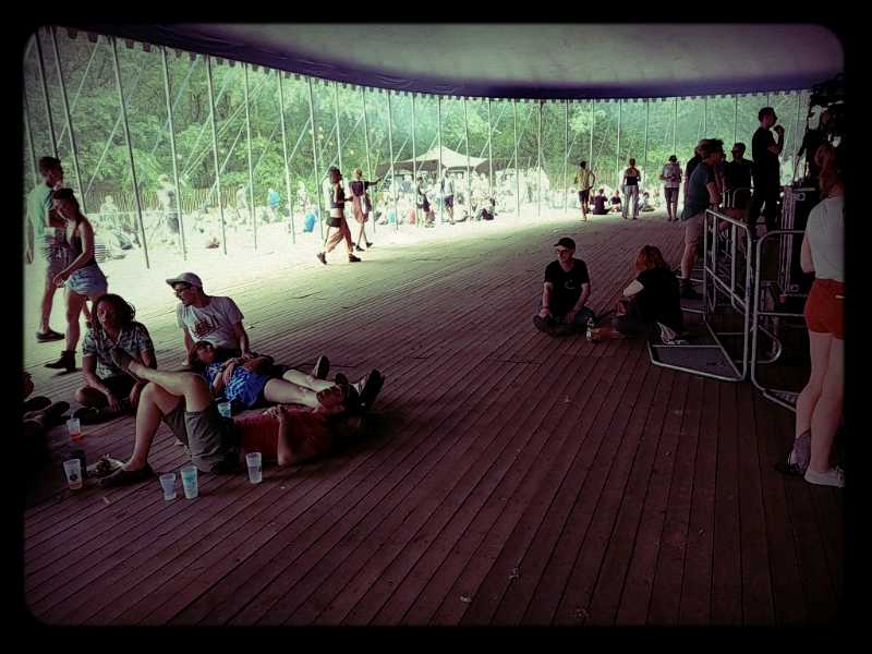kris_somers's tweet photo. Heb dit weekend (samen met @destandaard) het best bewaarde geheim van @BKSfestival ontdekt: simpelweg #statiegeld op bekers en opeens wordt niets op grond geworpen?!
Kan statiegeld toch zorgen voor de noodzakelijke #mindswitch en meer oplossen dan de 43 % drankverpakkingen? https://t.co/XAHOhJGPyn