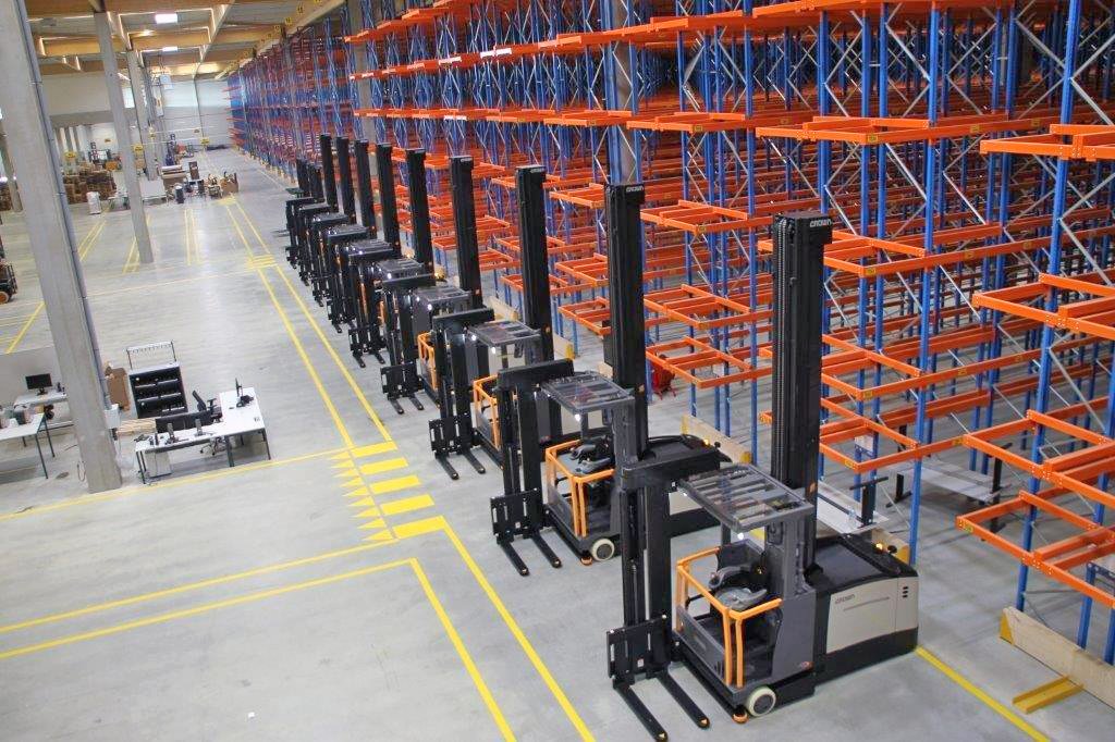 crown_europe_en's tweet photo. Waiting for the goods to carry! A fleet of brand new Crown TSP Series VNA trucks has been delivered to the new @DSV_AS warehouse in Oevel, Belgium. #GoHigher https://t.co/I7gj6mj7Xc https://t.co/P1KfzQBzuo