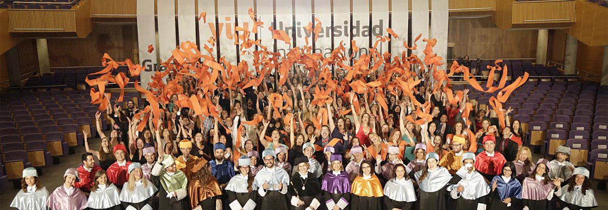 UniversidadVIU's tweet photo. ¡Queda menos de un mes para la #GraduaciónVIU2018! ¿Ya has subido tu foto a la #OrlaVirtual?¡Hazlo ahora! ➡ https://t.co/SD27kF8Shm https://t.co/6yRnio5wCH