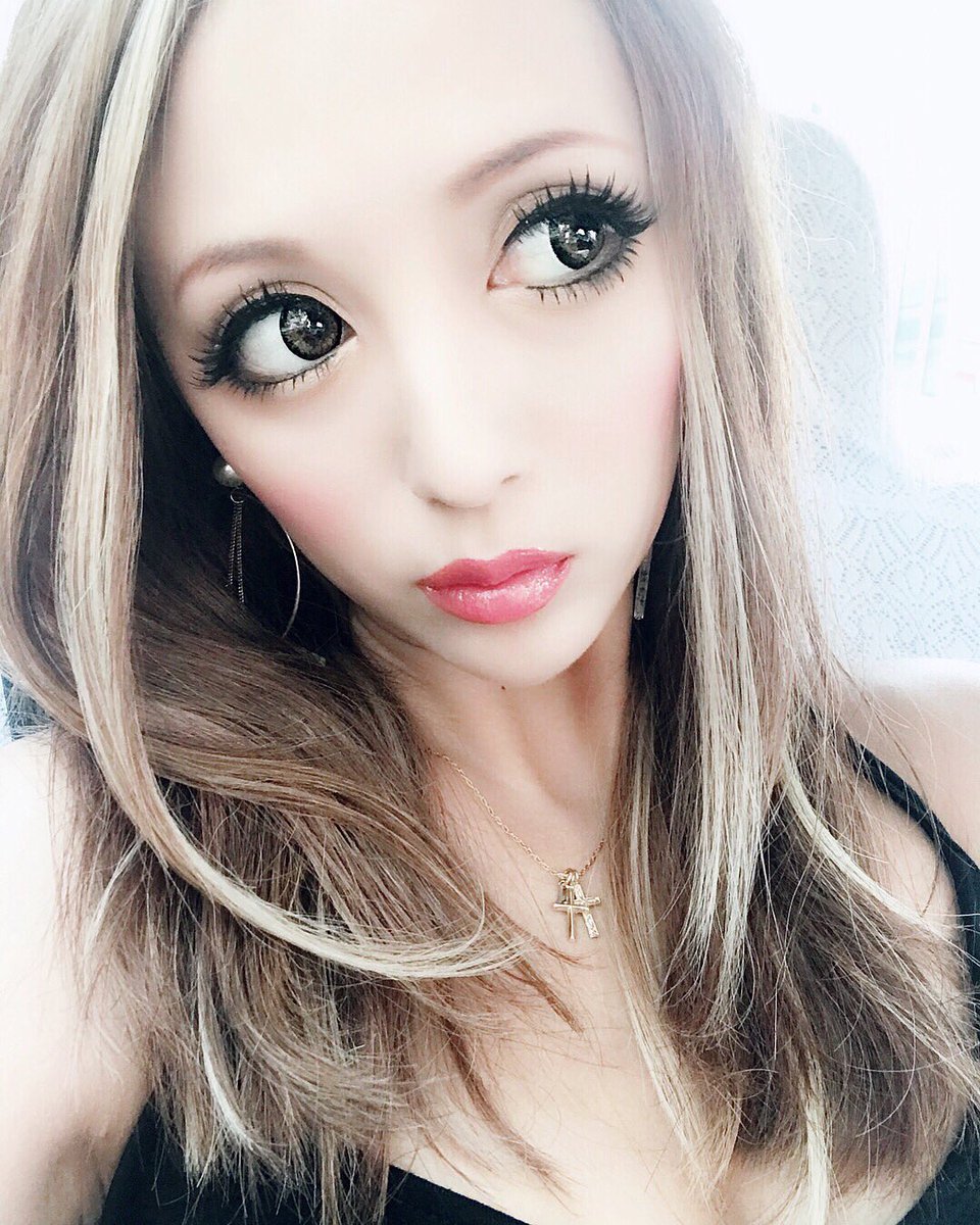 ねもやよ Clea Mondo A Twitter インスタには載せたけど ちょい前にハイライトエクステを もっと白いやつに変えて量も増やしたの で 鏡見ててなんかあれだな と思って セルフでエクの長さ切って程よく取って 今に至る感じ ストライプ