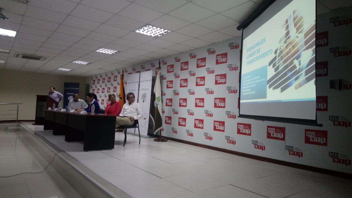 CFN_ECUADOR's tweet photo. El presidente del Directorio de la CFN, economista Juan Carlos Jácome, informa sobre los productos y servicios de la mayor banca productiva del país. Destaca productos como #CFNApoyoSolidario (orientado a reactivar la economía de Manabí y Esmeraldas) y #FactoringCFN. https://t.co/QUD4oaBxlr