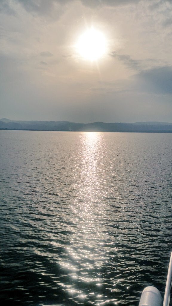 Igy_theBoss's tweet photo. So many “This is Uganda” twit-pics with so much extraordinary stuff to show off.. I mean, there’s no water and a sunset everywhere in the world, right? https://t.co/95wX0L1aXP