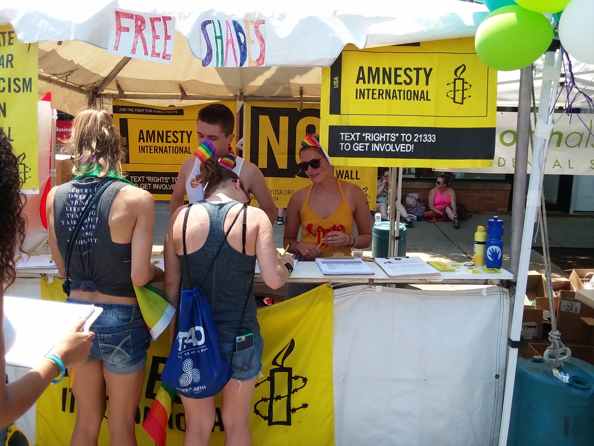 AmnestyMWRO's tweet photo. This past weekend, the Amnesty International Chicago local group and Midwest staff had an amazing time collecting signatures for our petitions at the Chicago Pride Fest! We would like to thank everyone that came out and signed. Together, we collected over 2,000 signatures! https://t.co/KFl3jJumGq