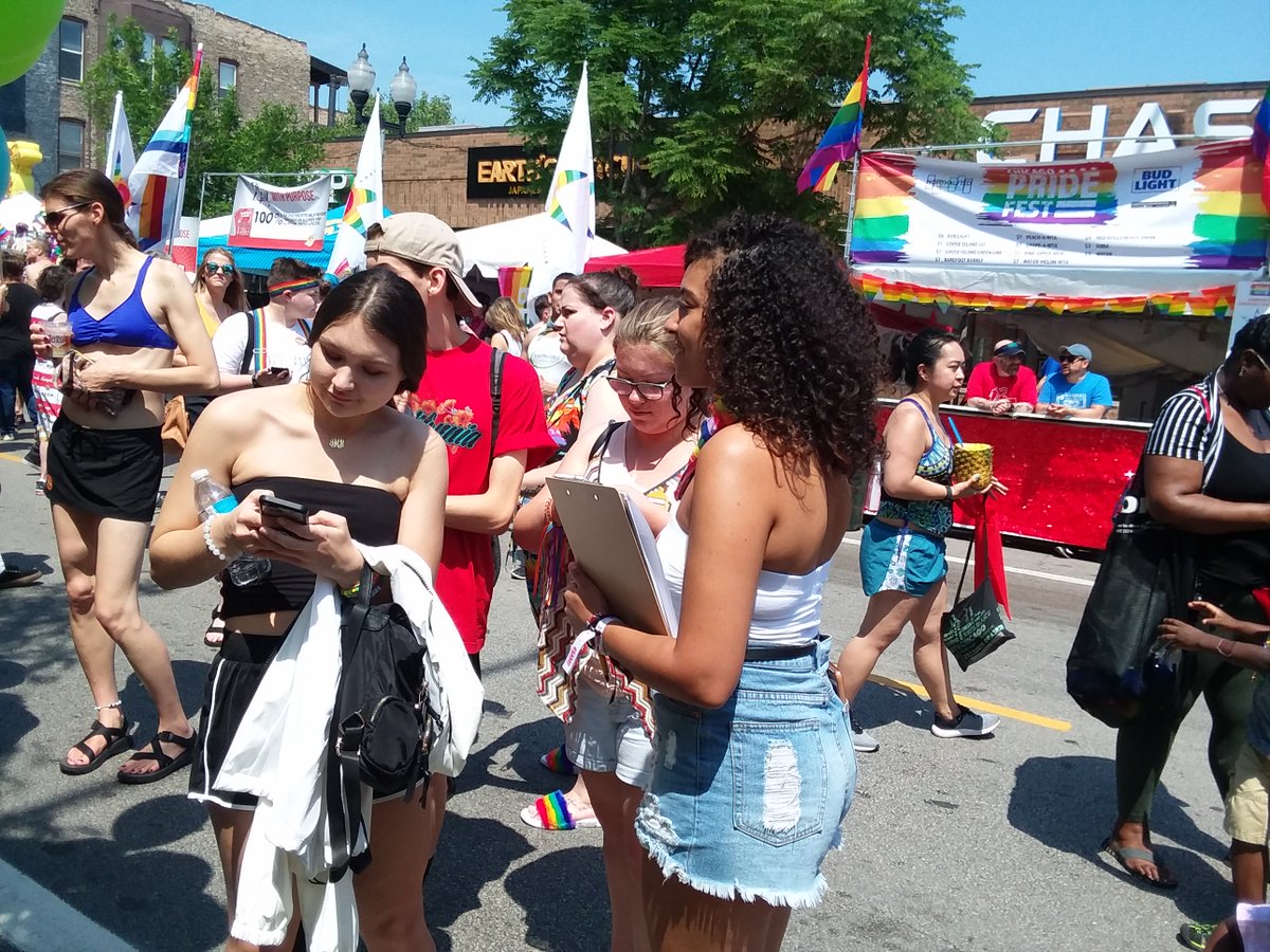 AmnestyMWRO's tweet photo. This past weekend, the Amnesty International Chicago local group and Midwest staff had an amazing time collecting signatures for our petitions at the Chicago Pride Fest! We would like to thank everyone that came out and signed. Together, we collected over 2,000 signatures! https://t.co/KFl3jJumGq