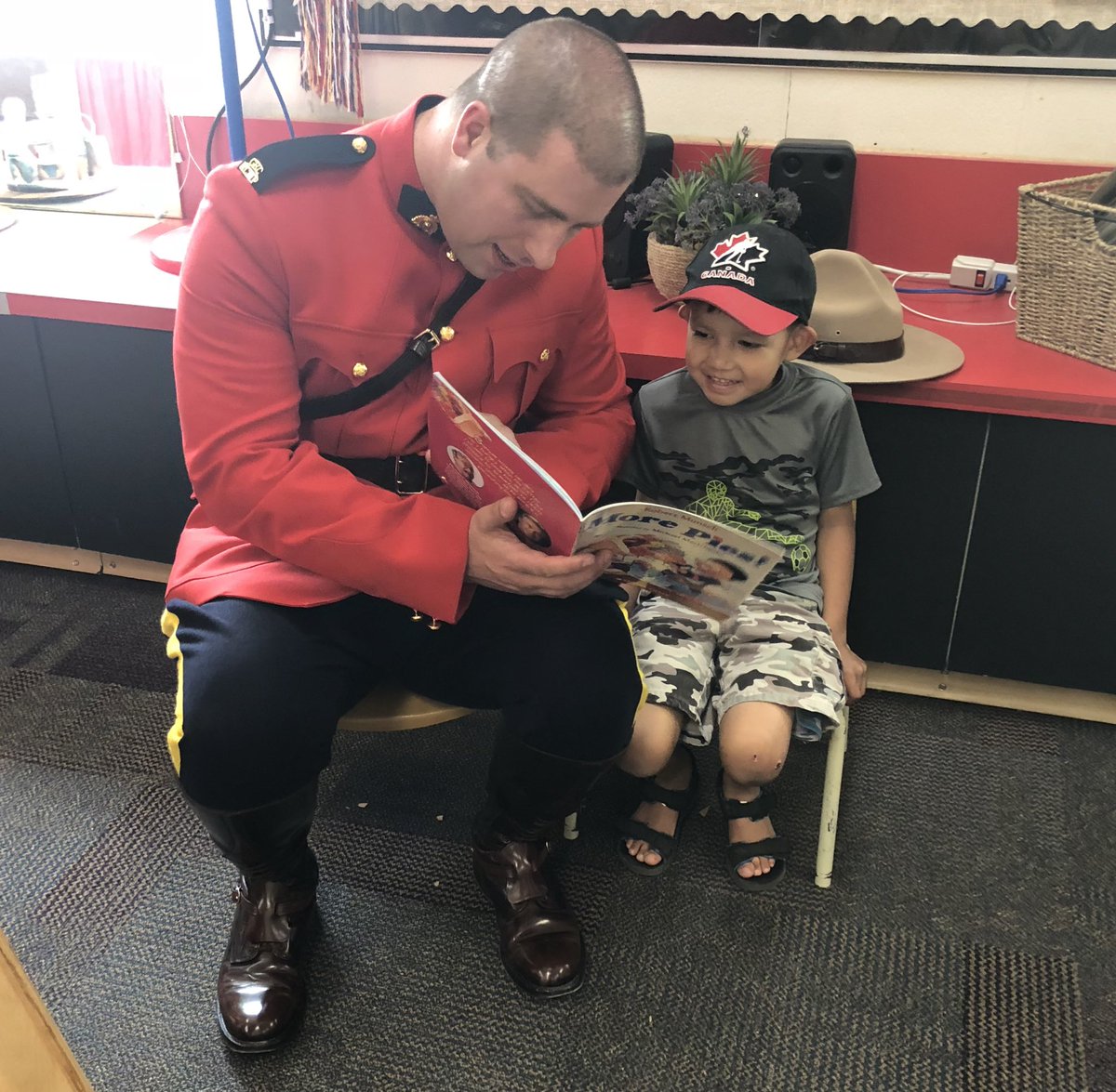 GilroyBeck's tweet image. Thank you RCMP Constables for sharing your love of reading with our Kindergarten students today @Albert_School! We appreciate your time, effort and contribution! 📚

#MakingADifferenceInOurCommunity 
@RCMPDepot
@RCMPSK