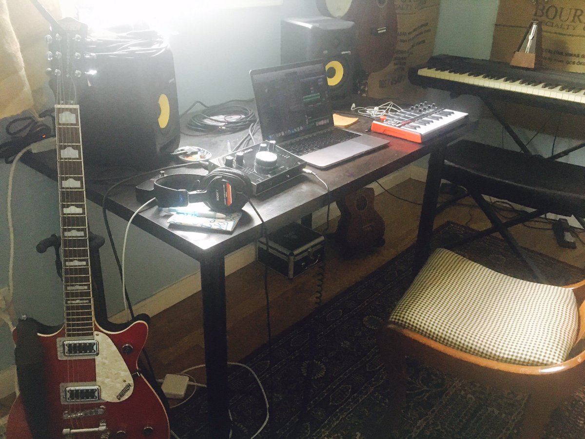 WhimMusic's tweet photo. @Fender Also pictured: my bedroom. https://t.co/L7AdWSApKO