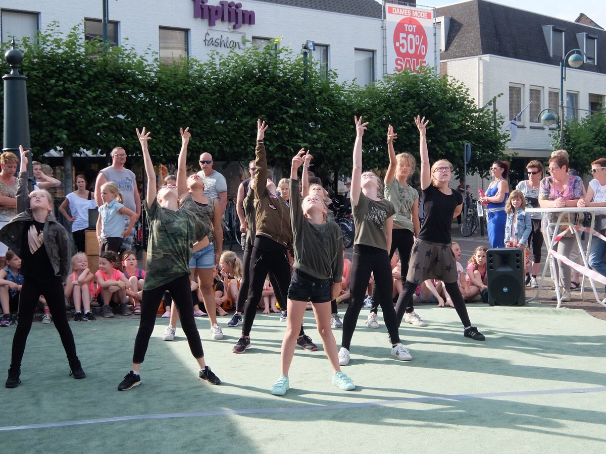 TurnlustBudel's tweet photo. Turnlust organiseert komende vrijdag jaarlijkse braderie en Moonlightshoppen in centrum van Budel. Met optredens van Dance Vision vanaf 18.00 uur. Tot dan! https://t.co/vJayuPGYfT