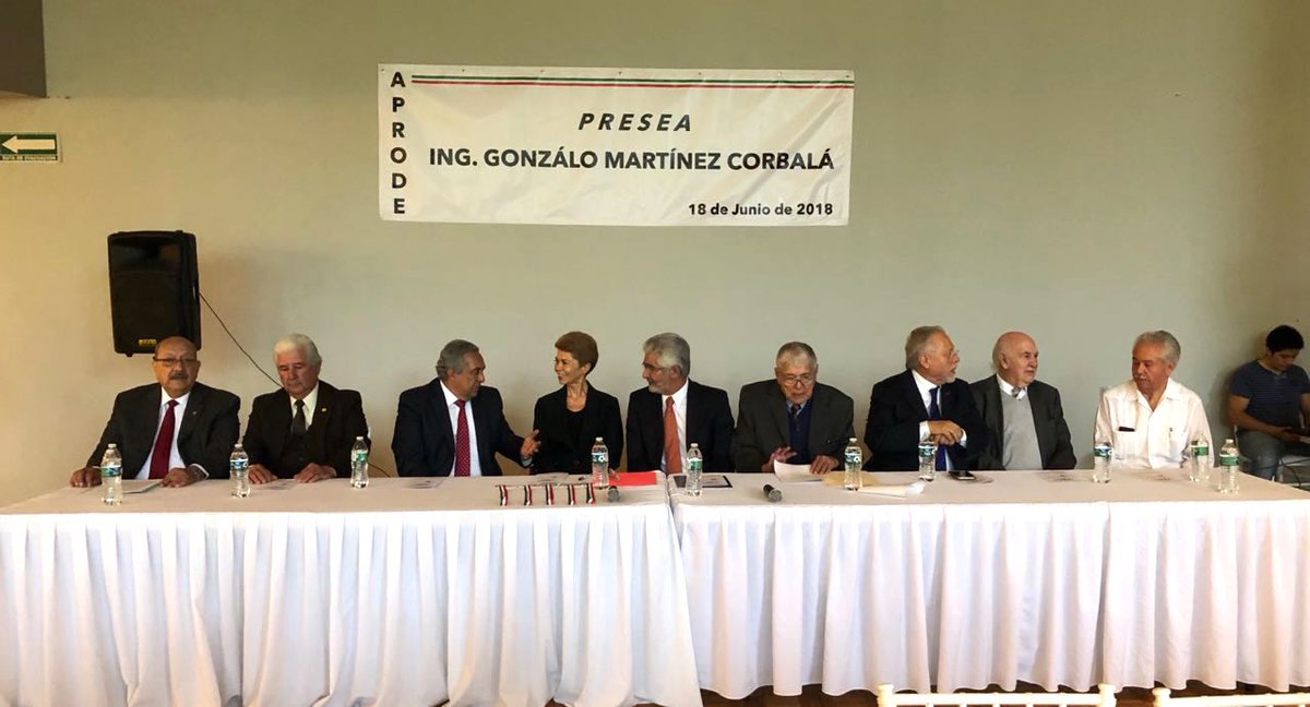 IgnacioLastra1's tweet photo. Un honor y distinción obtener este reconocimiento #GonzaloMartínezCorbalá por parte de la #APRODE ; este reconocimiento es un aliento para seguir trabajando lo dedico a mi familia, mi gente de #Tabasco y a mi equipo de trabajo @BaltazarxTam https://t.co/kXKQnRBeUR
