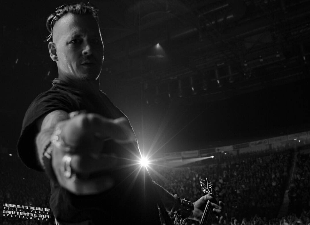 maddepphead's tweet photo. "Fun photo of #JohnnyDepp trying to smudge my lens with his finger in Manchester with the #HollywoodVampires last night.  How dare he 📷👈" (@CerealKyler IG) https://t.co/BOmPTE1BgX