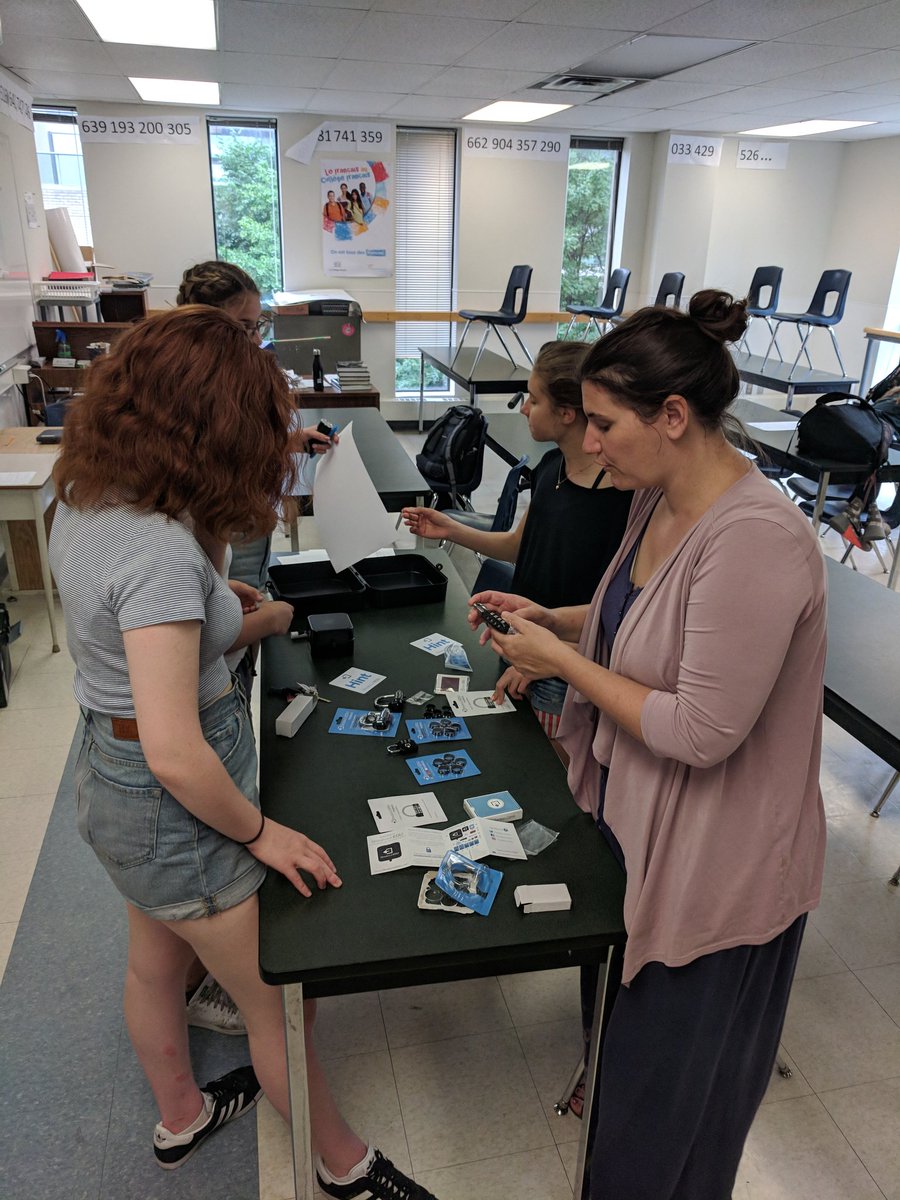 nicolestogaitis's tweet image. On créer nos propres jeux d&apos;évasion en fin d&apos;année! Tout commence par une bonne histoire...@Collegefrancais #math9 Mme Bernatchez #collaboration #créativité @ManonSavard4 @MDarrouzes @LandriaultJosee @elkerrin #cfviamonde #breakoutEDU #escapegame #cforp