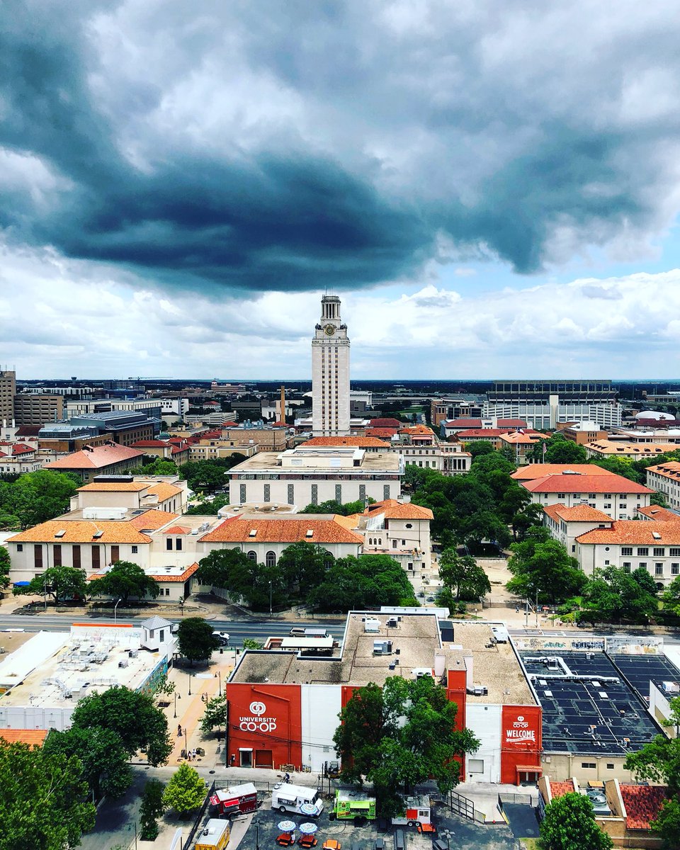 skyloftaustin's tweet image. When you have some of the best views in West Campus! Why would you want to live anywhere else? 🤘😍 #skyloft #raiseyourexpectations #summervibes #UT