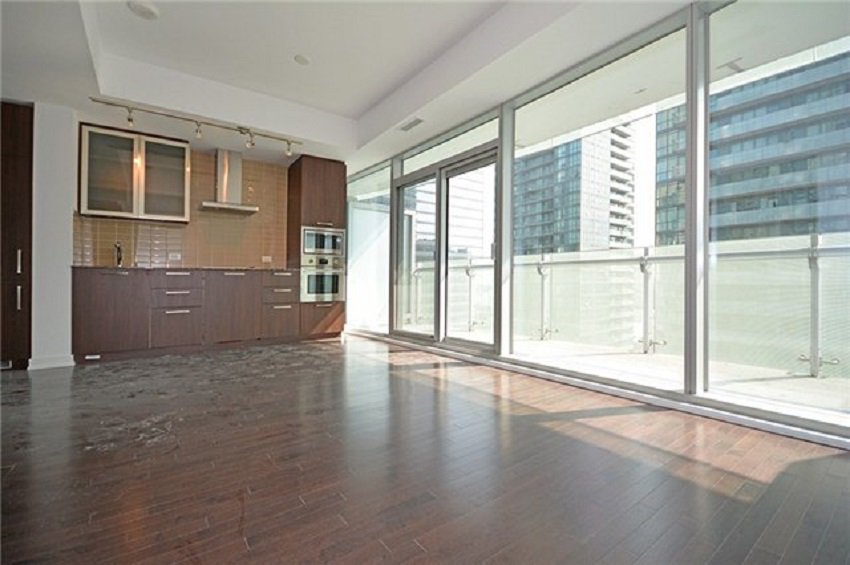 THEICECONDOS's tweet photo. JUST LISTED FOR SALE - 14 York Street - Ice Condos - 1 Bedroom + Den Oyen Model $569,900.

Video Tour: https://t.co/A7h8nuKaWO https://t.co/2np2DhZl2n