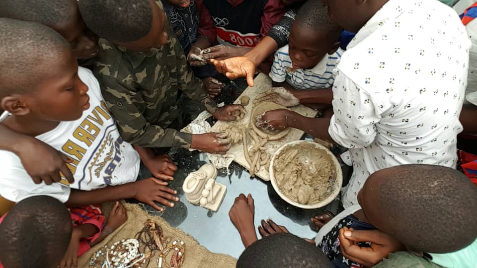 ItaAuda's tweet photo. #Tolia elongo# on a mangé, appris ensemble...merci Elykia# merci un coeurunespoir# 2 journées exceptionnelles...
Prochaine étape :rénover l'école Ep MULIE à Kimbaseke...
Thanks God. https://t.co/T3F6BEwxdH