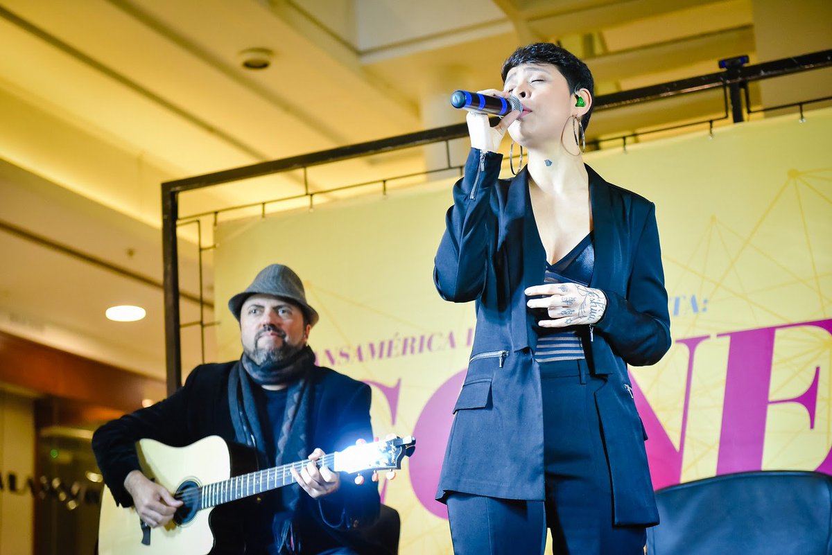 guiaamocuritiba's tweet image. Kell Smith emociona fãs em pocket show no Shopping Curitiba goo.gl/5hKMgc
#AmoCuritiba #CuritibaPR #KellSmith #ShoppingCuritiba