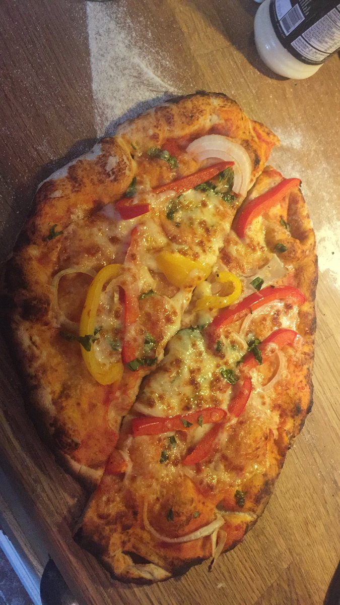 flyingpigkitch's tweet photo. everyone is winning in the jeal household! First #england and now us! #pizza #delicious https://t.co/Rqc2ZG1ZWx