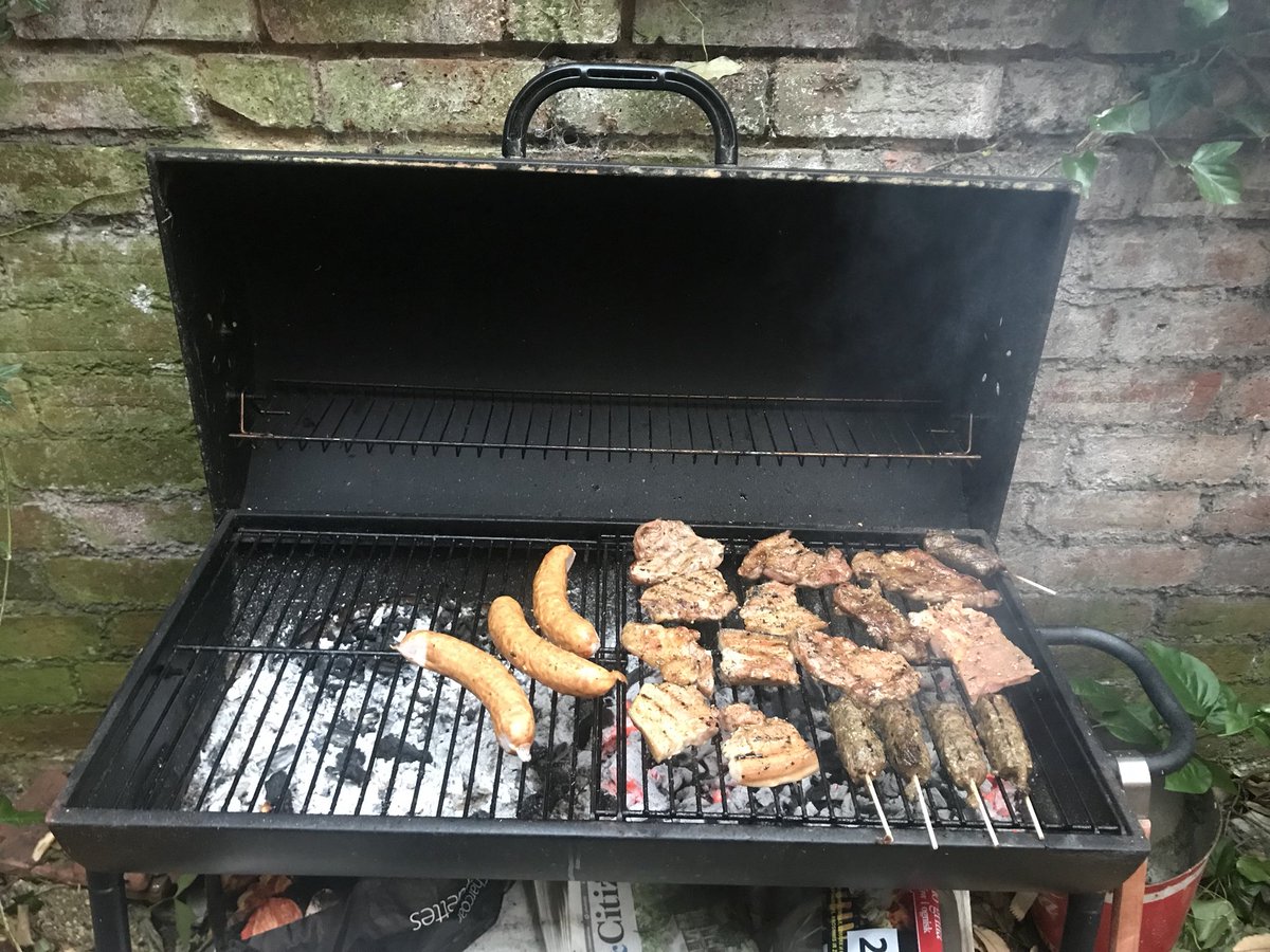 BBQ’ing on a Monday.. just how we roll #chezmartinkluz. Yes there’s only 2 of us. Yes that’s a tonne of meat. who’s judging 😬 #weekendleftovers #bbqsummer