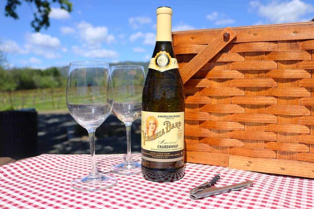 FFCWToo's tweet photo. Happy #InternationalPicnicDay! Time to open a bottle and enjoy the sunshine. https://t.co/XH783mzLdn