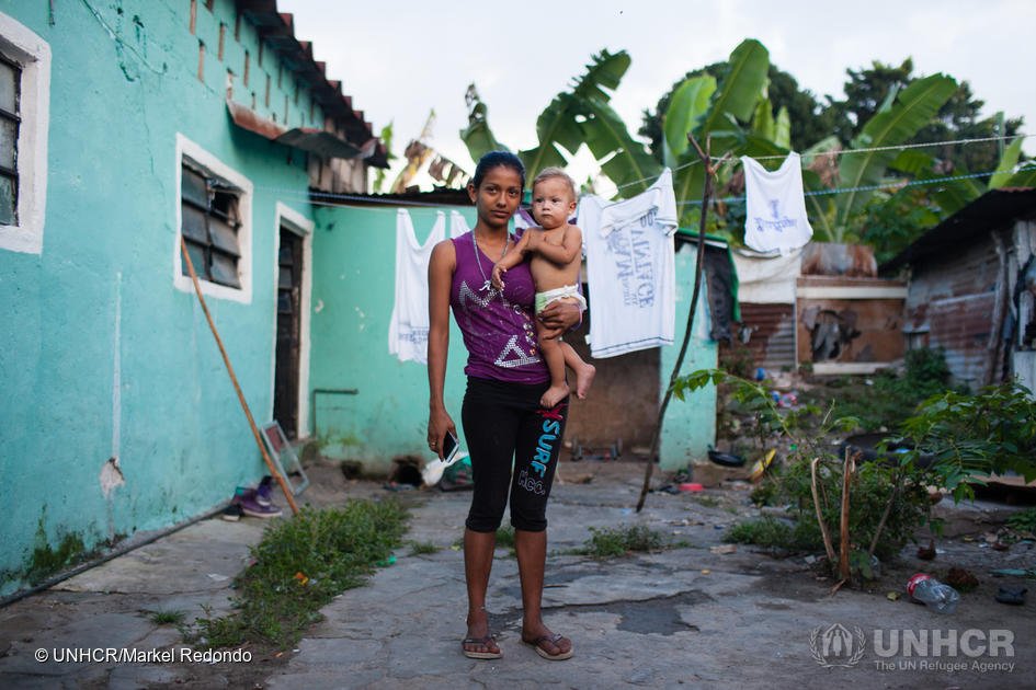 Refugees's tweet photo. We urge the United States to prioritize family unity and the best interests of children as it implements new border management policies along the US-Mexico border.

Full press release: https://t.co/vovw1rcRrm https://t.co/V6hXzNWfNa
