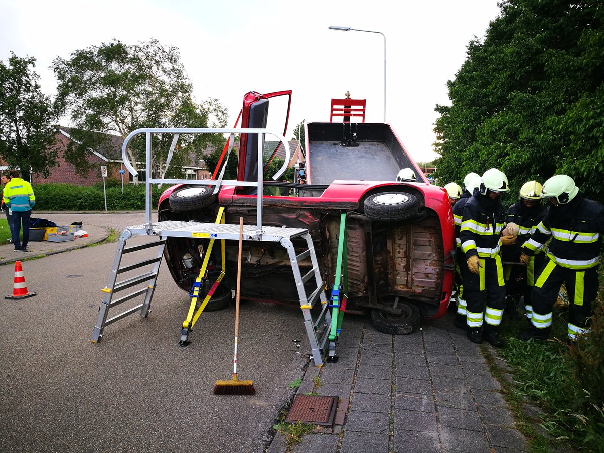 Brandweer_Sneek's tweet photo. Vanavond een gezamenlijke oefening met post #IJlst. 
Scenario was een aanrijding waar  meerdere voertuigen bij betrokken waren met een 7 tal slachtoffers. Een mooie gezamenlijke inzet. 
Na afloop even de BBQ aan PV. https://t.co/SNorBbXnri